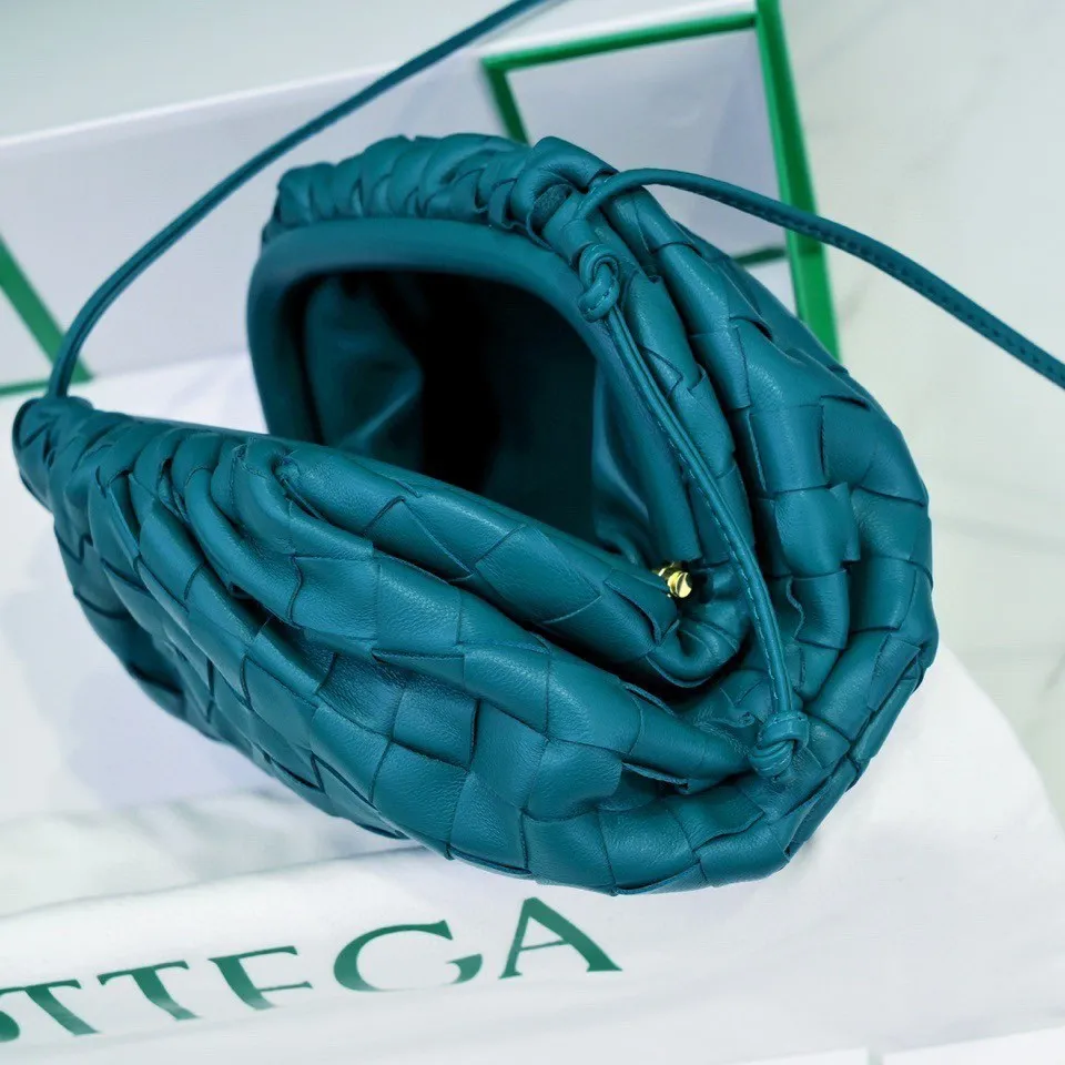 Batch 1260 large grid weaving The pouch cloud bag is the first series designed by former Celine designer Daniel Lee after joining BV. The upper body is extremely ecstatic ~ fashionable and classy ~ elegant and concise, lazy and intellectual size: 23*13*8 [Little Cloud Rough Weave#]